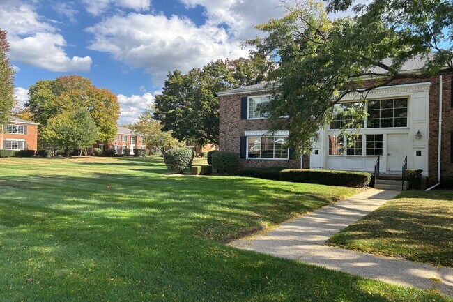 Building Photo - 689 E Fox Hills Dr