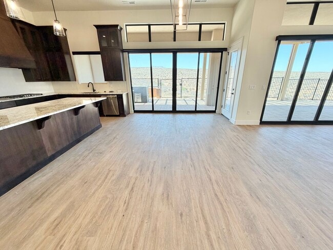 Building Photo - Beautiful Single-Level Home with Trail Access & Stunning Views!!! Pet Friendly!