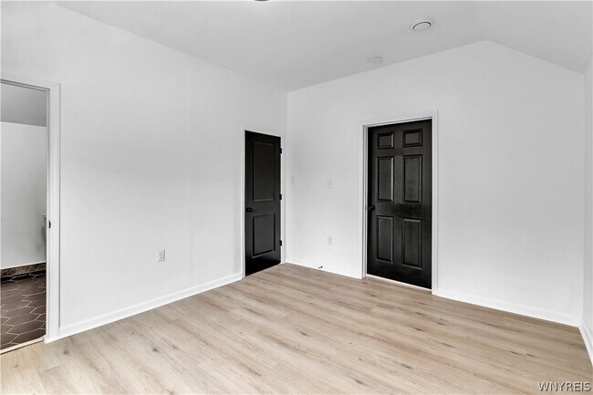 Building Photo - 545 Niagara St