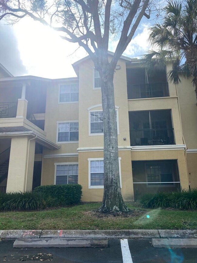 Building Photo - Reduced! Charming 1-Bedroom 1-Bath! - MetroWest