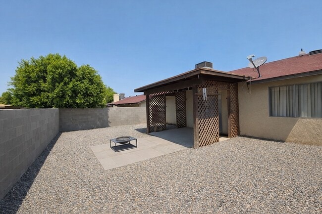 Building Photo - 1625 W Hillside Pl