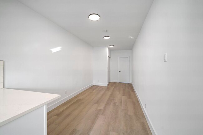 Building Photo - 216 Madison St