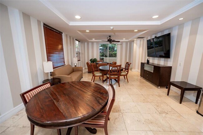 Building Photo - 520 SE 5 Ave