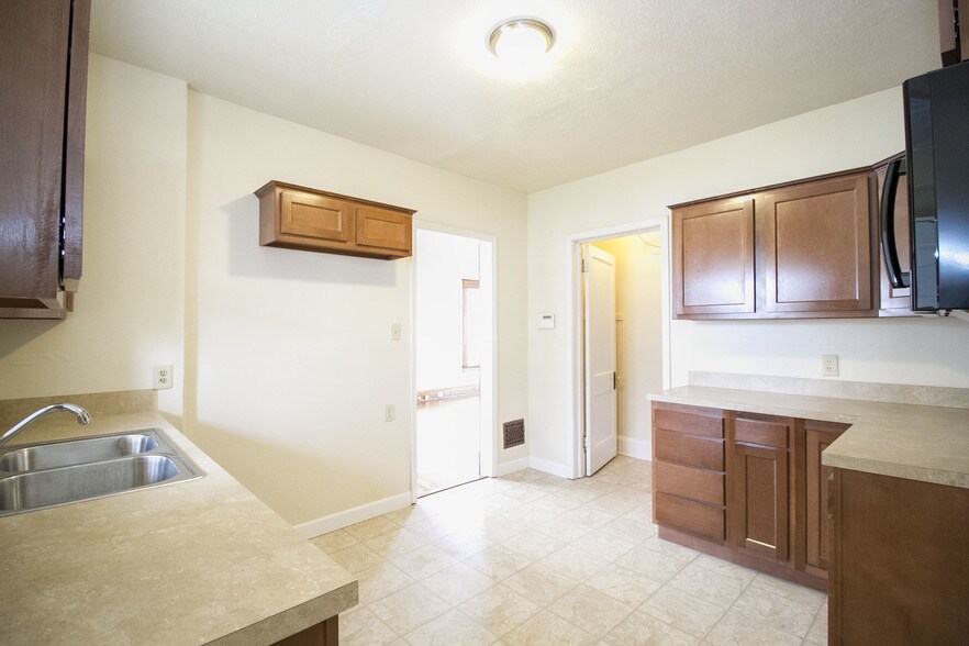 Building Photo - 2122 Airport Hwy