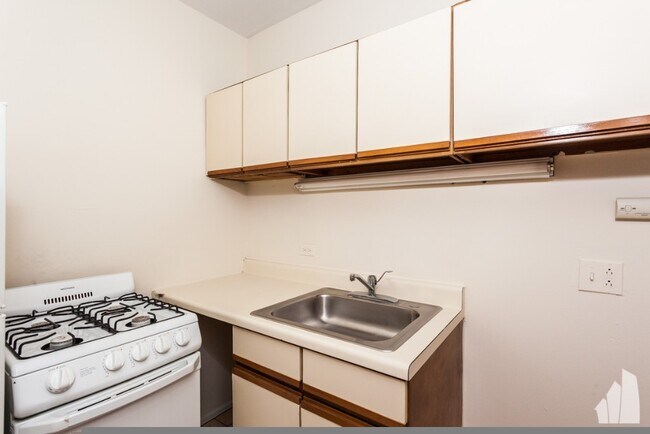 Building Photo - 821a W Cornelia Ave