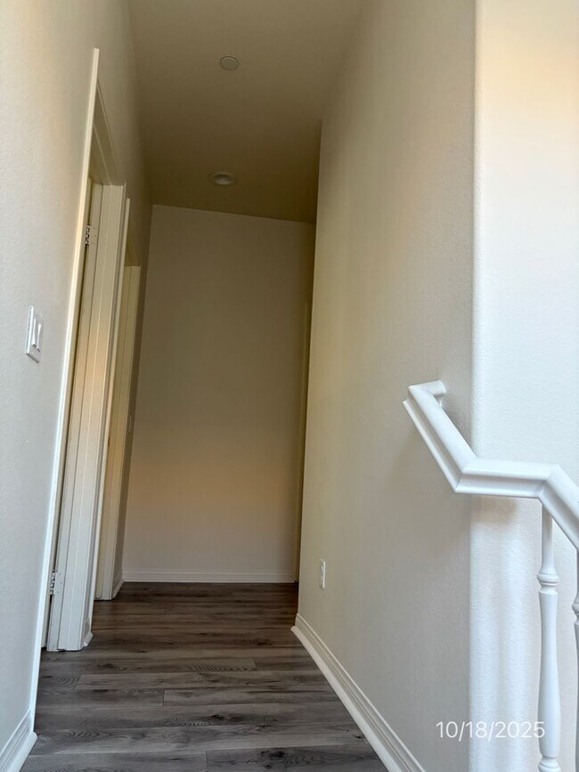 Building Photo - Beautiful 3-Bedroom, 2.5 bath in the  Glen...
