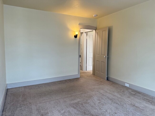 Building Photo - Spacious 3 bedroom 1 Bathroom Home in Manh...