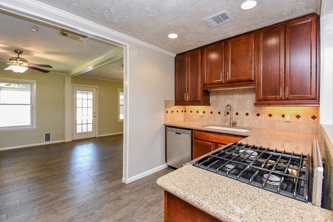 Building Photo - 7418 Jalna St