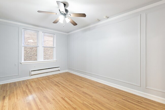 Building Photo - 5860 N Kenmore Ave