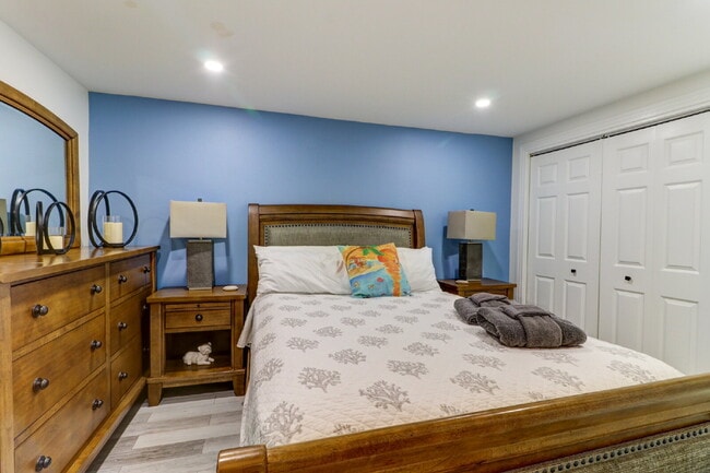 Building Photo - Fully Furnished 4-Bedroom Pool Home with Golf Course Views in Northdale
