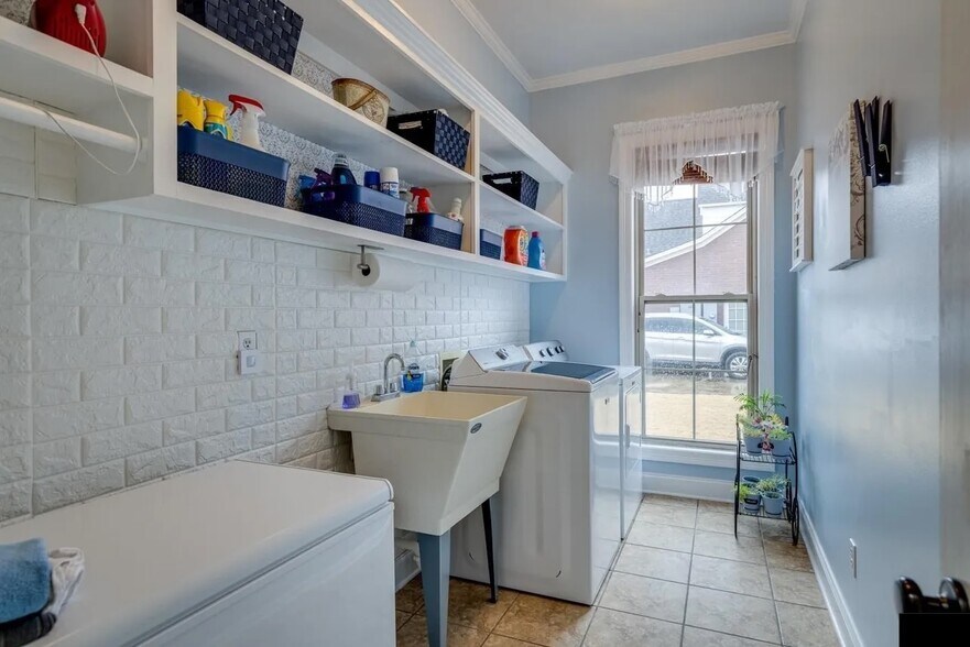 Building Photo - 110 Maison Dr
