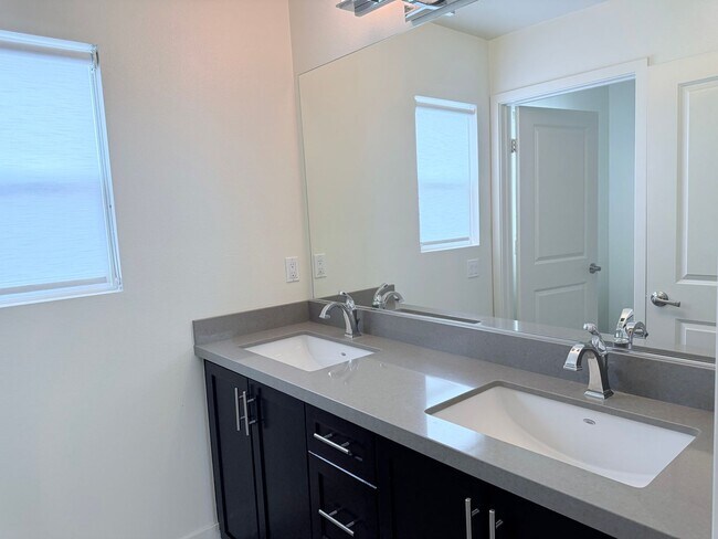 Building Photo - Reseda Ranch 5 bedroom 3 bath house!