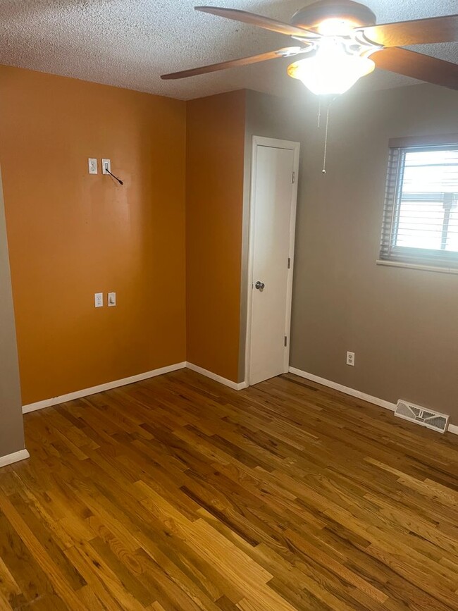 Building Photo - Charming clean and updated 3 bed w/ baseme...