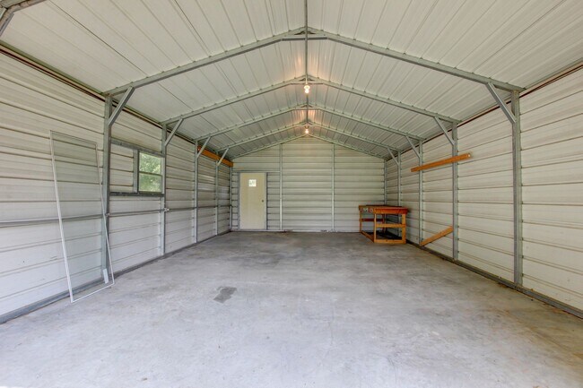 Building Photo - Updated 3bed 2 bath in St B with SEPARATE WORKSHOP around back.