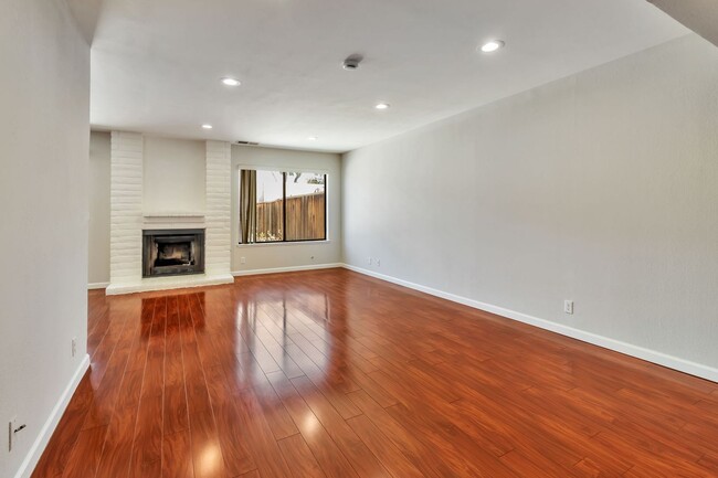Building Photo - 3-Bedroom 2.5-Bathroom Santa Clara Townhome
