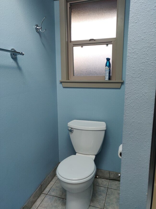 Building Photo - NW Bend 3x2 single-story hidden gem with huge fenced yard!