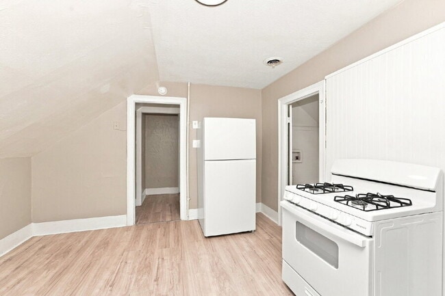 Building Photo - 4212 Apple Ave