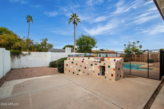 Building Photo - 2424 W Portobello Ave