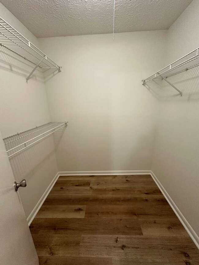 Building Photo - Renovated Condo Available in Sandy Springs!