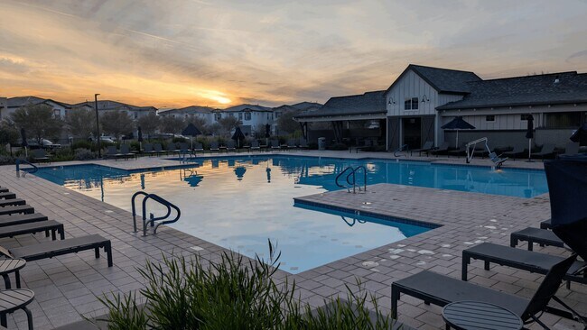 Building Photo - 4854 E Shady Glen Ave