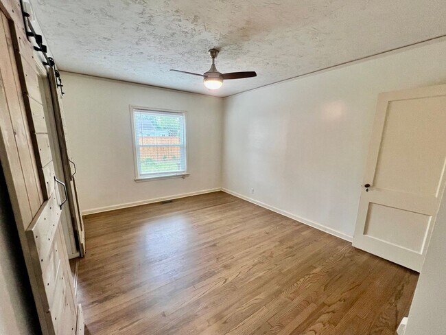 Building Photo - Move-in Ready Brookside Bungalow!