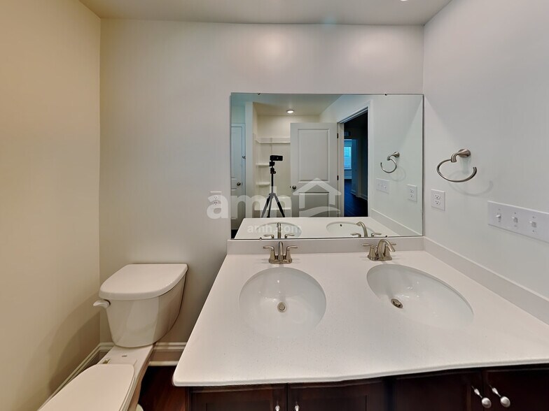 Building Photo - 550 Rivermist Dr