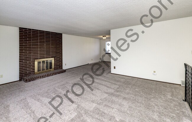 Building Photo - 4 bedroom 2.5 bathroom Home