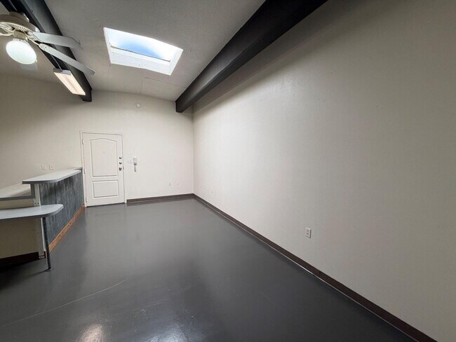 Building Photo - 1619 University Ave