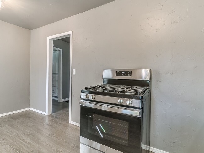 Building Photo - Completely Remodeled 2 bed 1 bath