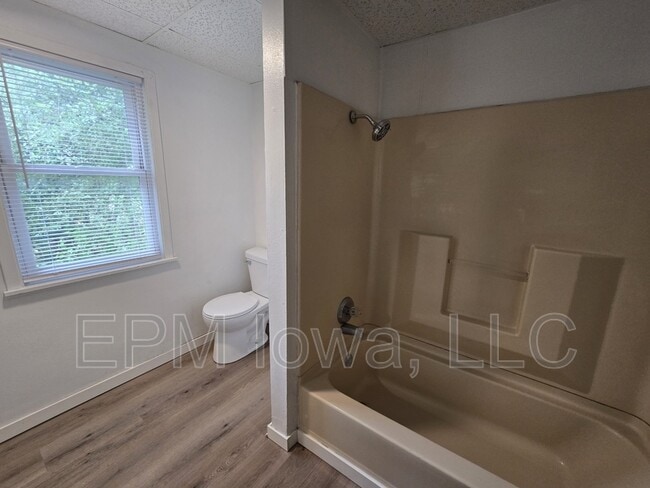 Building Photo - 419 Bratnober St