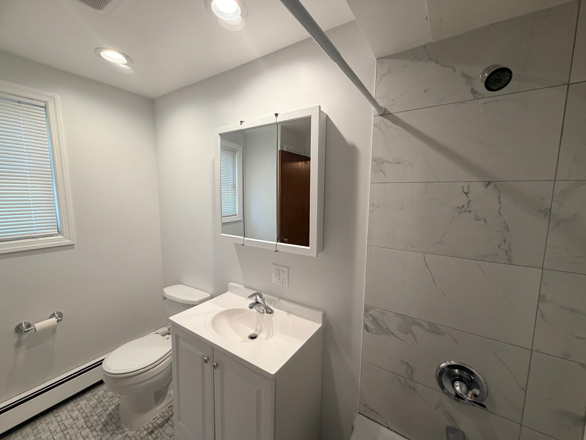 Building Photo - 44 W 7th St