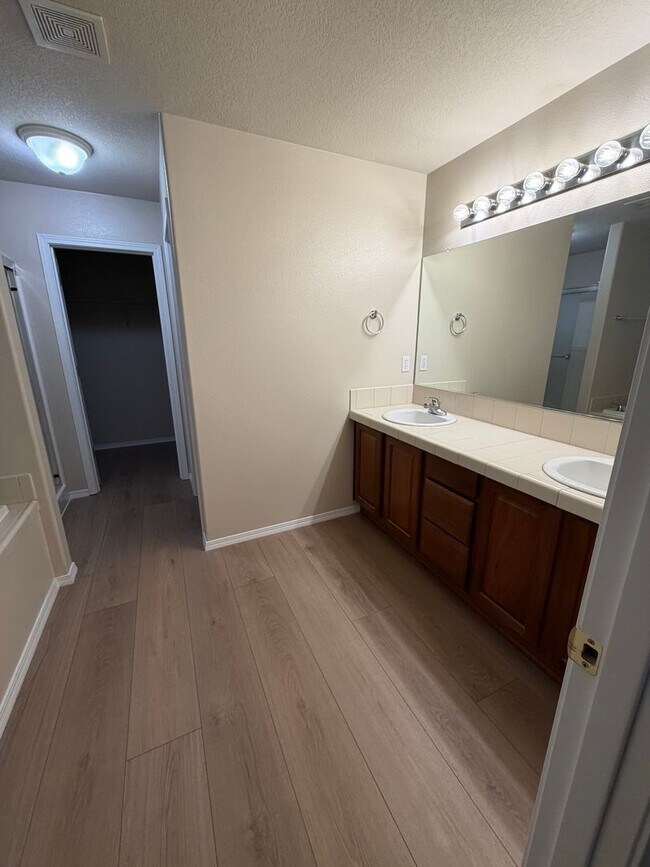 Building Photo - 413 Roger Smith Dr