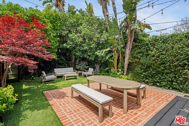 Building Photo - 381 Huntley Dr