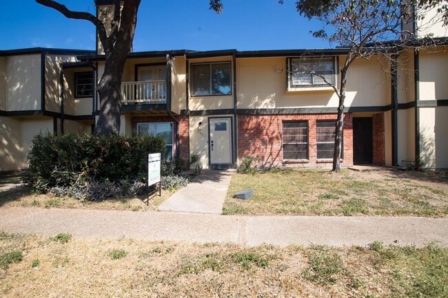 Building Photo - 5821 W Sunforest Dr