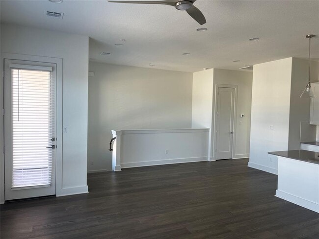 Building Photo - 2050 Lohmans Spur Rd