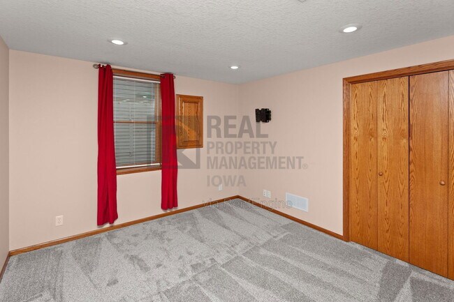 Building Photo - 8912 Highland Oaks Dr