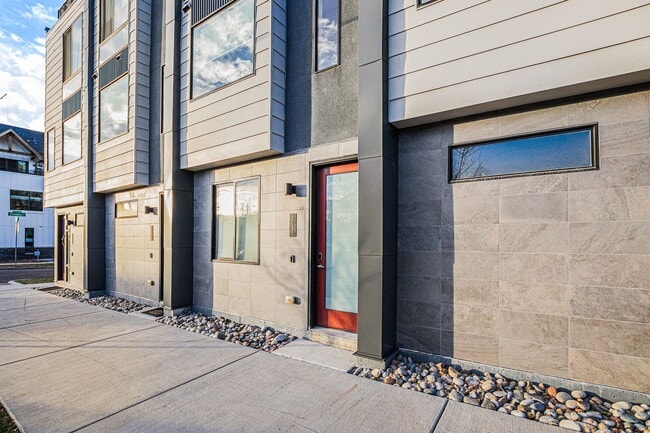 Primary Photo - 1 Bed 1.5 Bath Townhome in West Highland Available!