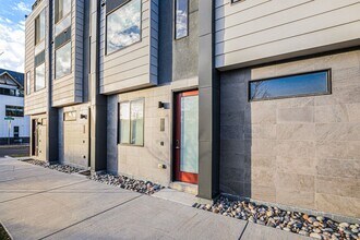 Building Photo - 1 Bed 1.5 Bath Townhome in West Highland Available!