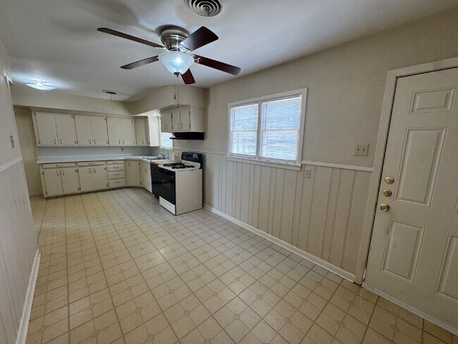 Building Photo - Lovely House Located Minutes From Elementary, Medical District & Texas Tech Campus!
