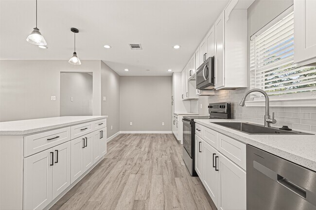 Building Photo - 10531 Royal Oaks Dr