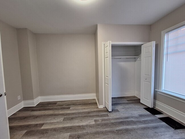 Building Photo - Spacious lower level 2 bedroom