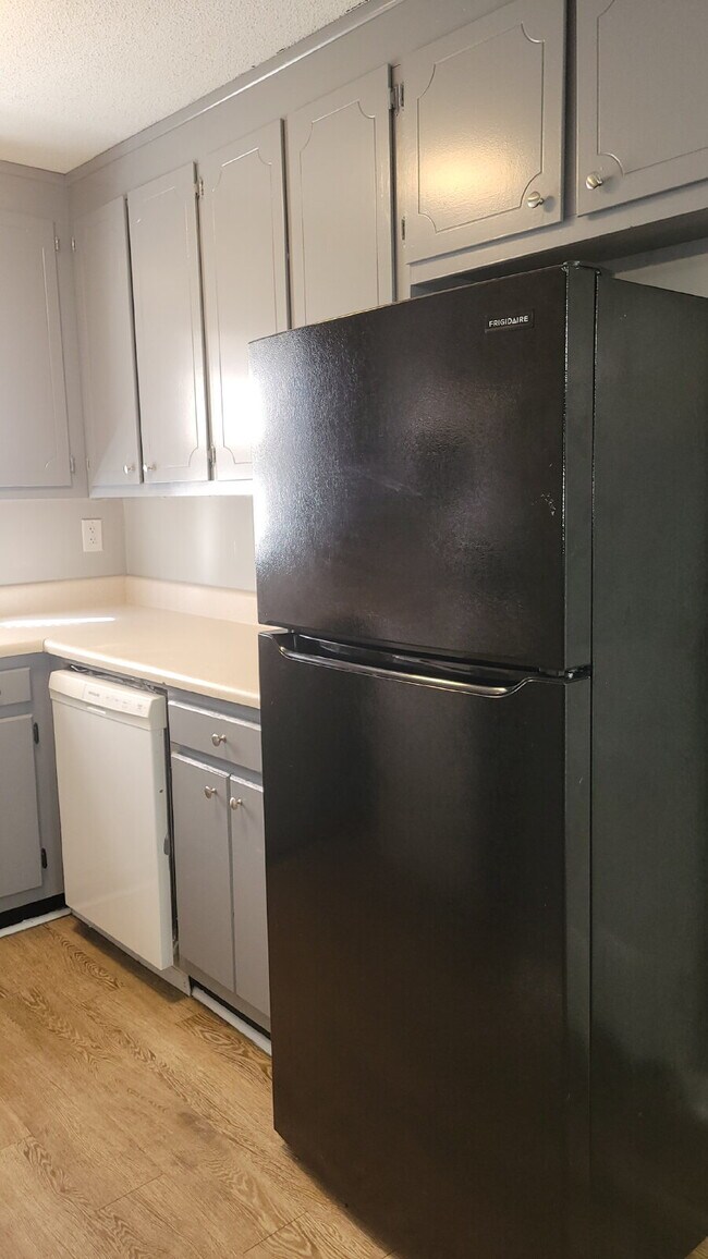 Building Photo - "Spacious 2-Bed, 2-Bath Haven in Huntsville - Your Perfect Retreat Awaits!"