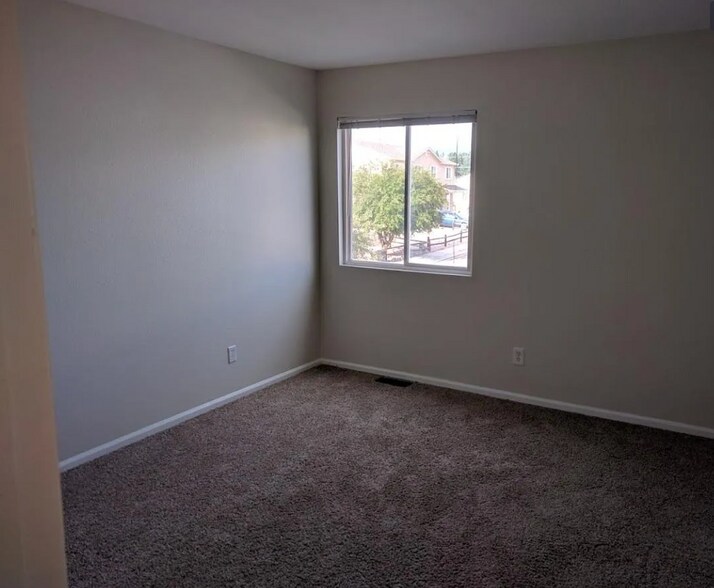 Building Photo - 806 Century Ln