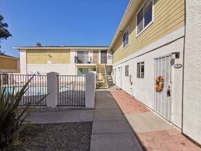 Building Photo - Beautiful 2 Bed / 1.5 Bath Two-Story Condo in Spring Valley