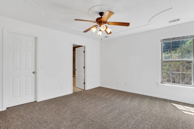 Building Photo - 3 bedroom 2.5 bath townhome in Carriage Sq...