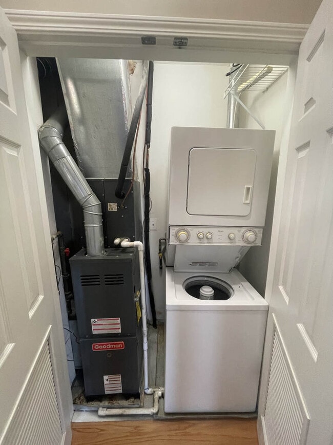 Building Photo - 1032 W Leland Ave