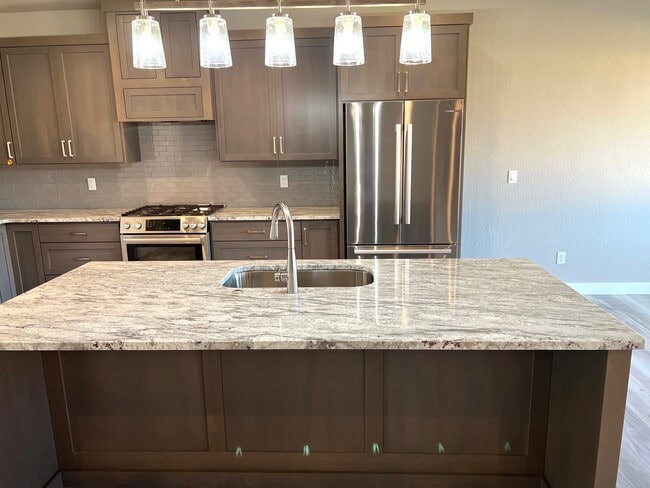 Building Photo - 3021 NW Mount Thielsen Dr