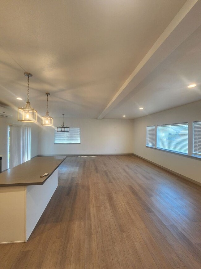Building Photo - 801 N 24th Ave