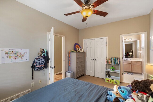 Building Photo - 948 River Breeze Dr
