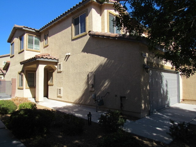 Primary Photo - Great 2 Story Townhome in Gated Community!